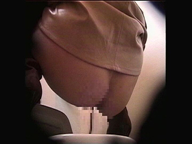 都内某所の飲食店トイレ排泄盗撮スパイカメラ映像4時間34人　サンプル画像14